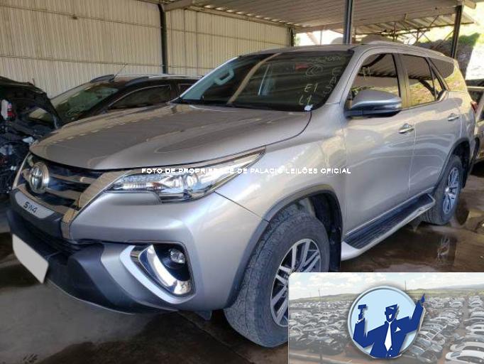 TOYOTA HILUX SW4 17/17  TOYOTA HILUX SW4 17/17